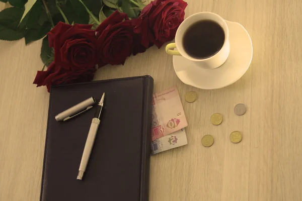 Fondo sepia con dinero, rosas y café — Foto de Stock