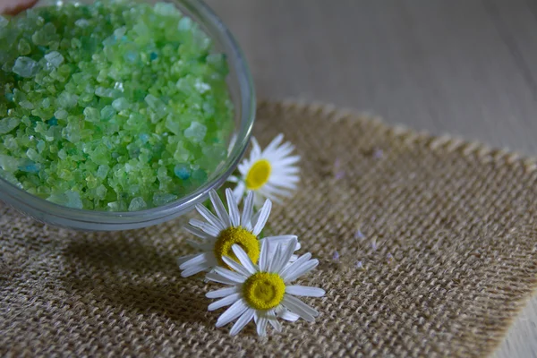 Sal verde de ervas em uma tigela de vidro — Fotografia de Stock