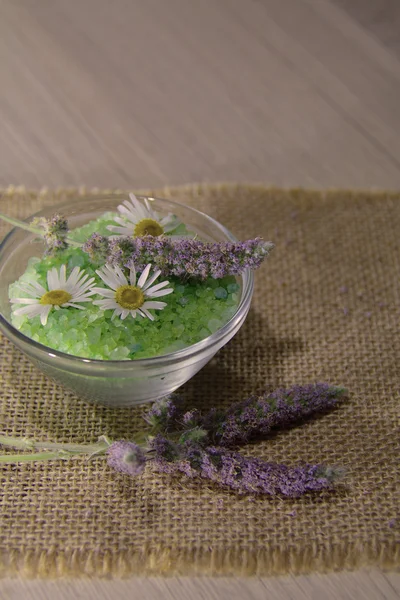 Sel à base de plantes dans un bol à la menthe et la camomille — Photo