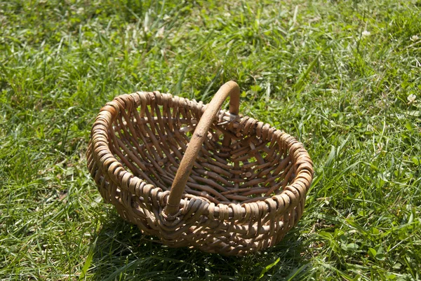 Плетеная корзина на зеленой траве — стоковое фото