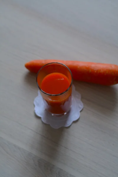 Jugo de zanahoria dulce con una verdura fresca —  Fotos de Stock