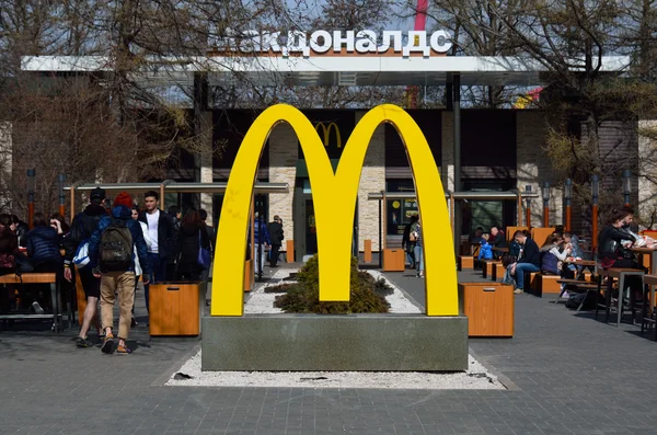 MOSCOW / FEDERAÇÃO RUSSA - 13 de abril de 2015: Café Macdonalds no — Fotografia de Stock