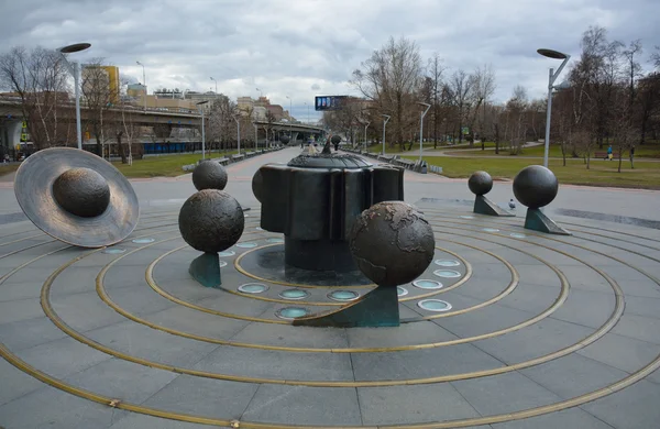 MOSCÚ / FEDERACIÓN RUSA - 13 DE ABRIL DE 2015: Monumento al Sistema Solar —  Fotos de Stock