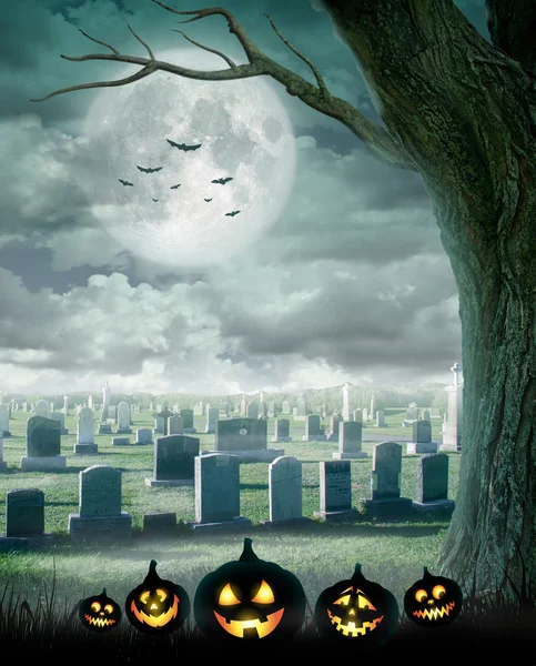 Halloween design - Spooky träd. Horror bakgrund med kyrkogården, och fullmåne. Utrymme för din semester-text — Stockfoto