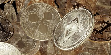 Ethereum vs Ripple, uçan altın kripto paralar Bitcoin, Ethereum, Zcoin, arka planda dalgalanma sembolü yakınlaştırması.