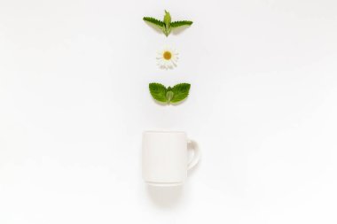 Taze nane şekeri ve Melissa bardağın üstünde bırakır. Çay molası kavramı