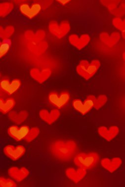 Kırmızı kalpler dikey arkaplanda bokeh