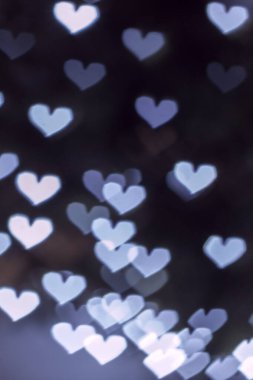 Gümüş renkli kalpler arka planı dikey