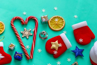 Mavi arka planda yatıyordu keçeli botlar, turuncu, hediyeler ve eldivenlerle.