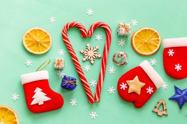 Yeşil arka planda yatıyordu keçeli botlar, turuncu, hediyeler ve eldivenlerle.