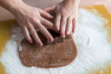Kadının elleri sıkar Noel şekilli zencefilli kurabiye yapar hamurdan