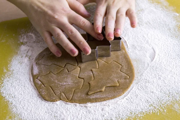 Las Manos Mujer Exprimen Las Formas Navidad Galleta Jengibre Masa — Foto de Stock