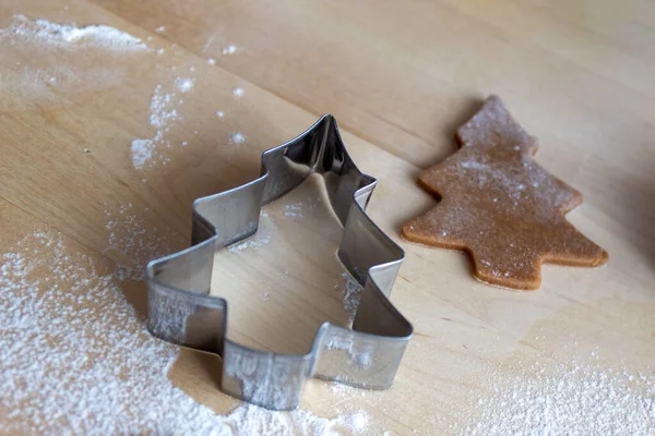 Forma Metal Del Árbol Navidad Encuentra Mesa Con Masa — Foto de Stock