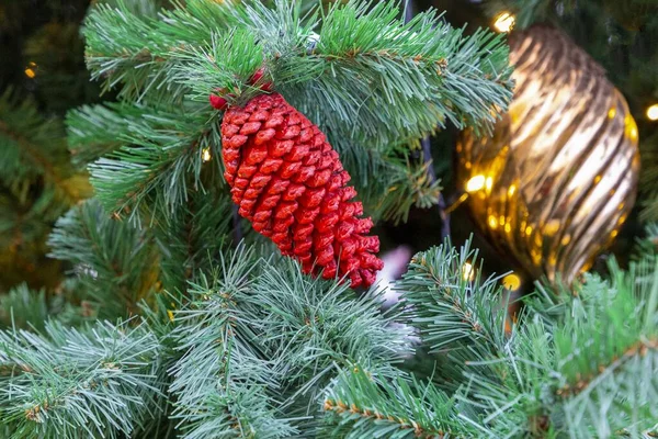 Close Cone Pintado Vermelho Pendurado Ramo Árvore Natal Ano Novo — Fotografia de Stock