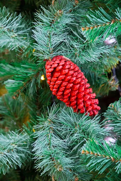 圣诞树枝上挂着红色彩绘圆锥的特写镜头 新年及圣诞时间概念 — 图库照片