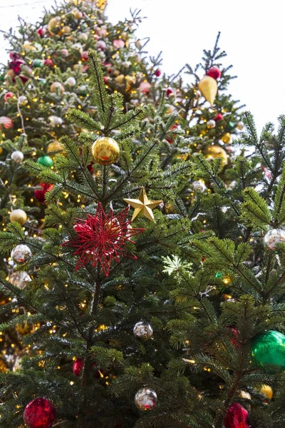 Χριστουγεννιάτικο Δέντρο Διακοσμήσεις Φόντο Πρασινοσκούφηδες Κόκκινες Και Χρυσές Μπάλες Και — Φωτογραφία Αρχείου