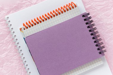 Parlak sarı, kırmızı, turuncu arka planlarda boş not defterini aç. Metnin için kopyalama alanı olan şablon
