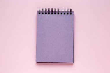 Pembe arka planda boş not defterini aç. Metnin için kopyalama alanı olan şablon