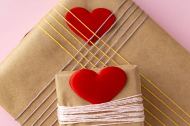 Sevgililer günü için organik kağıt ve kalplerle dolu hediyeler.