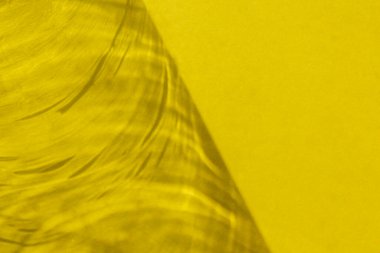 Yuvarlak gölgeli sarı arkaplan ve köşegen üzerinde parıltılar