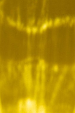 Parıltılı ve gölgeli dikey sarı dalgalı arkaplan