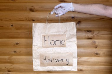 Elleri beyaz tıbbi eldivenlerle, üzerinde 