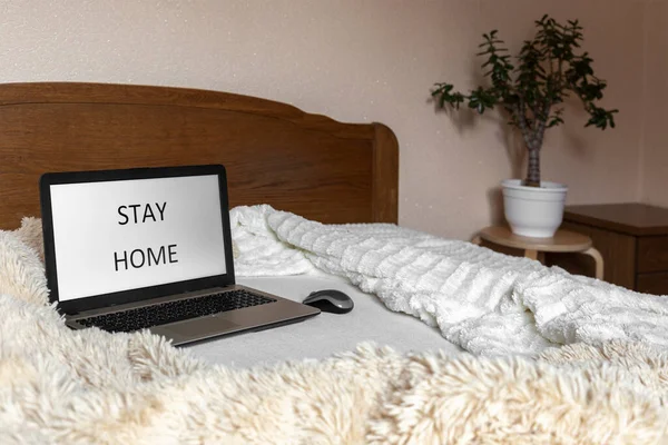 Laptop Łóżku Napisem Zostań Domu Ekranie Przytulny Domowy Pomysł Praca — Zdjęcie stockowe