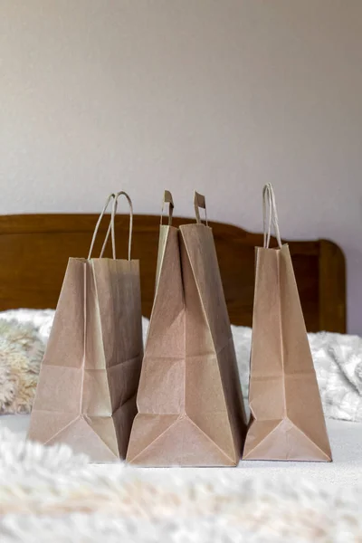 纸袋在床上 网上购物家庭送货概念 — 图库照片
