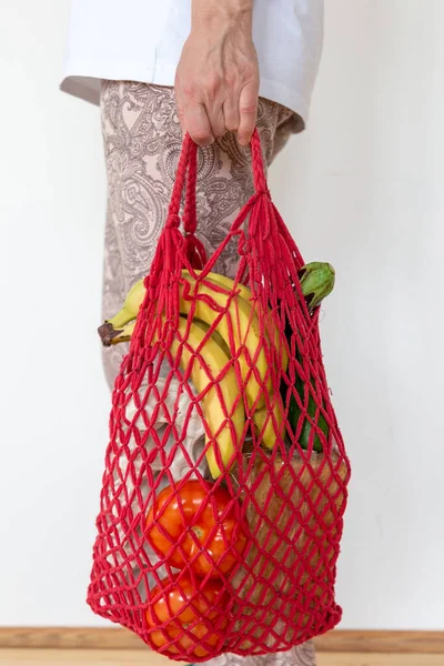 Frau Hält Tasche Mit Lebensmitteln Der Hand Gemüse Und Obst — Stockfoto