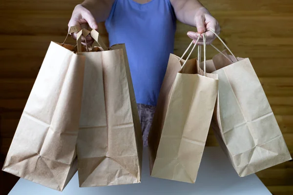 茶色い紙のバッグをたくさん持っている女性 買い物の後の購入の多く 消費主義の概念 — ストック写真