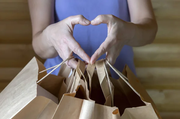 Bir Sürü Kahverengi Karton Kesekağıdıyla Ele Tutuşan Bir Kadın Alışverişten — Stok fotoğraf
