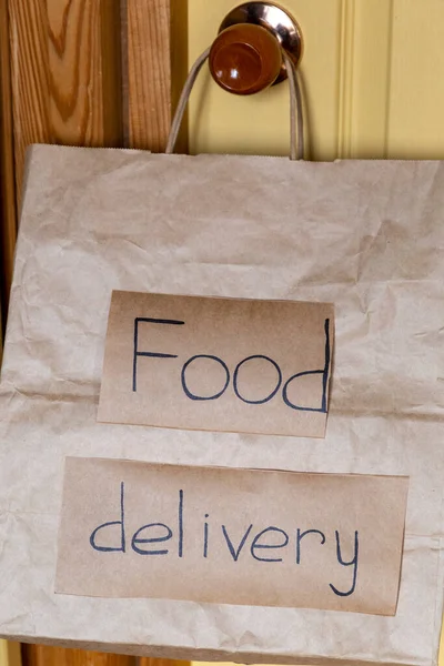 Hem Leverans Papperspåse Med Food Delivery Skriven Den Hängande Dörren — Stockfoto