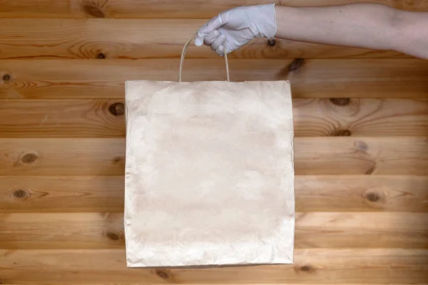 Beyaz Eldivenli Eller Içinde Eve Teslim Paketi Olan Kağıt Torbaları — Stok fotoğraf