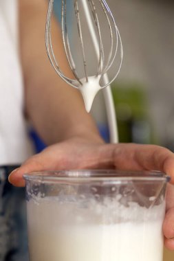 Karıştırıcıyla yumurta beyazı çırp.