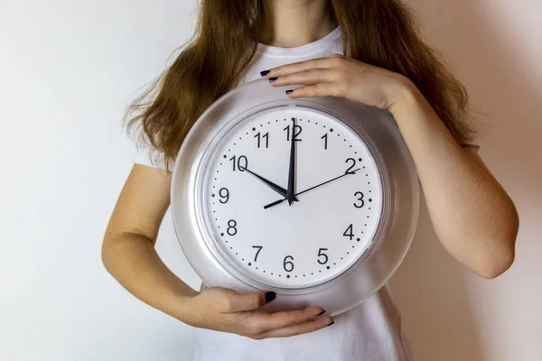 Una Chica Sosteniendo Reloj Frente Ella Concepto Gestión Del Tiempo —  Fotos de Stock