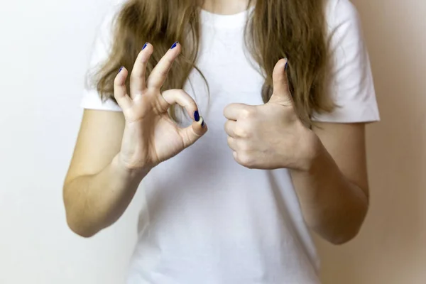 Fechar Mãos Com Manicure Azul Clássico Mostrando Polegares Para Cima — Fotografia de Stock