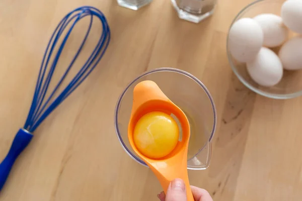 Separating Yellow Yolks Protein Raw Eggs Cake Biscuit Cream Step — Stock Photo, Image