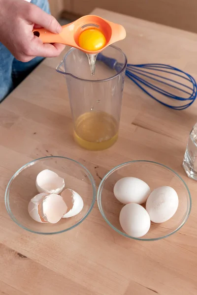 Kek, bisküvi ve krema için çiğ yumurta sarısını proteinden ayırıyorum. Dördüncü adım: Yumurtayı mutfak aygıtı ayırıcısına koy