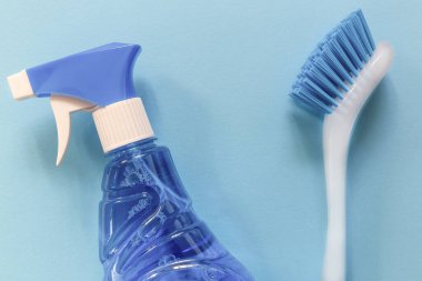Mavi tek renkli fırça izi ve temizlik spreyi.. 