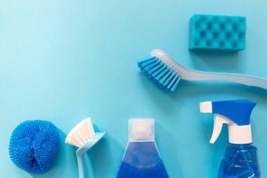 Sol köşesinde fotokopi alanı olan mavi monokrom derisi temizlik aracı seti. Fırçalar, spreyler, şişeler, süngerler. 