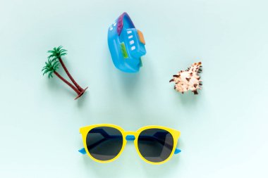 Tekne, deniz kabuğu, palmiye ağacı ve güneş gözlüğü. Yaz tatili konsepti.