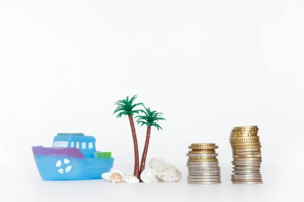 Palme Mit Muschel Boot Und Münzen Auf Weißem Hintergrund Modell — Stockfoto