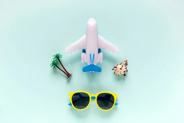 Reiseflach Aus Flugzeug Muschel Palme Und Sonnenbrille Sommerferienreisekonzept — Stockfoto