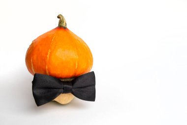 Papyonlu mantar şeklinde bir balkabağı ve fotokopi alanı. Şükran Günü ve Cadılar Bayramı konsepti. Vejetaryen menüsü