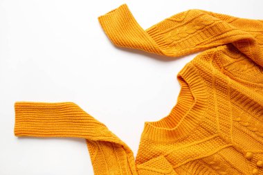 Turuncu uzun kollu örgü süveter. Sonbahar renkli giysiler düz yatıyordu