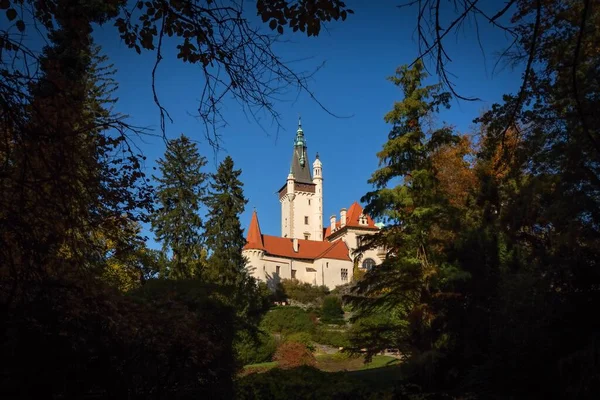 Pruhonice Czechy Października 2020 Widok Słynny Romantyczny Zamek Stojący Wzgórzu — Zdjęcie stockowe