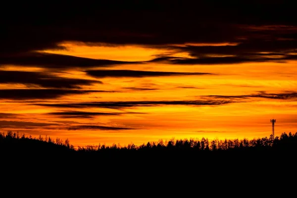 Cielo Anaranjado Amarillo Brillante Del Atardecer Con Nubes Horizonte Negro — Foto de Stock