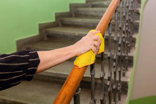 Eine Saubere Hand Mit Schwarzem Ärmel Hält Ein Gelbes Mikrofasertuch — Stockfoto