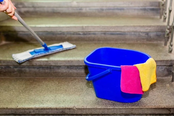 Equipo Limpieza Cubo Plástico Azul Con Tela Microfibra Amarilla Rosa — Foto de Stock