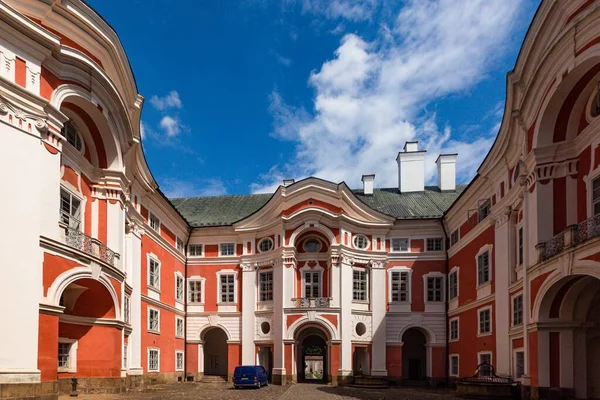ブロウモフ チェコ共和国 2020年6月17日 赤と白のファサードを持つ有名なベネディクト会修道院の中庭 青空と白い雲と晴れた夏の日 — ストック写真